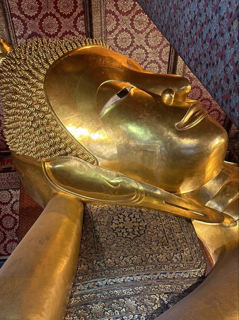 Buda reclinado, en el templo de Wat Pho en Bangkok, Tailandia