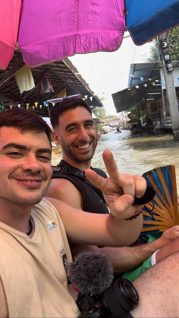 posando en el Mercado flotante de Damnoen Saduak, Bangkok