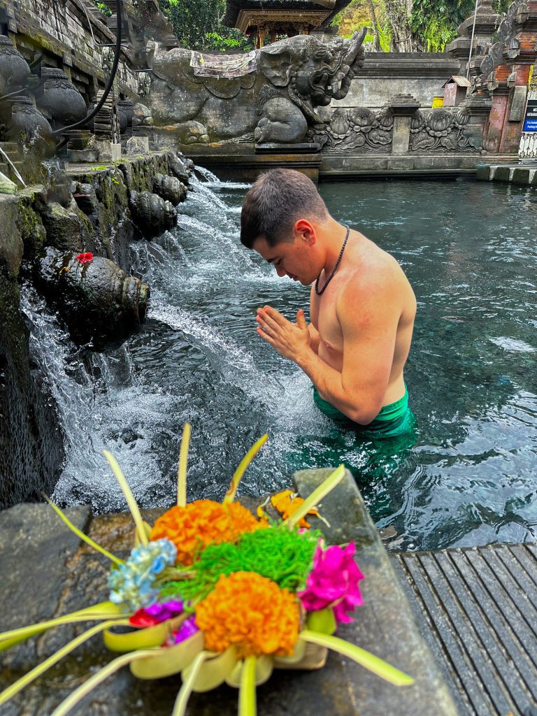 Ritual en Pura Tirta Empul, Ubud, Bali