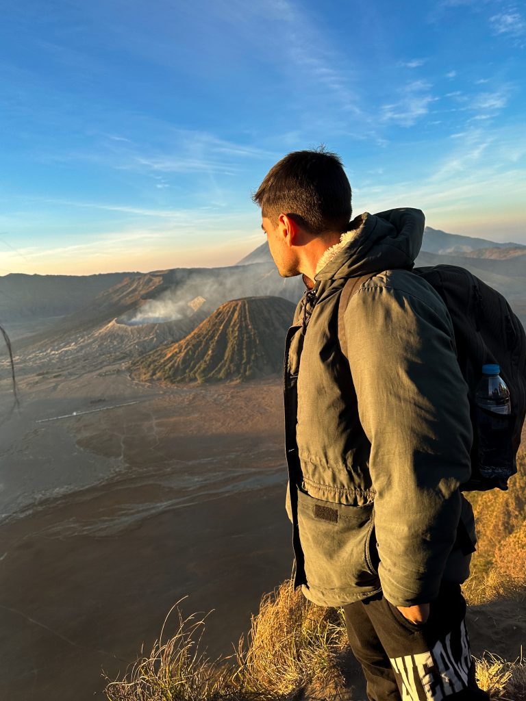 Mirando el volcán Mt.Bromo desde el mirador, en Java, Indonesia