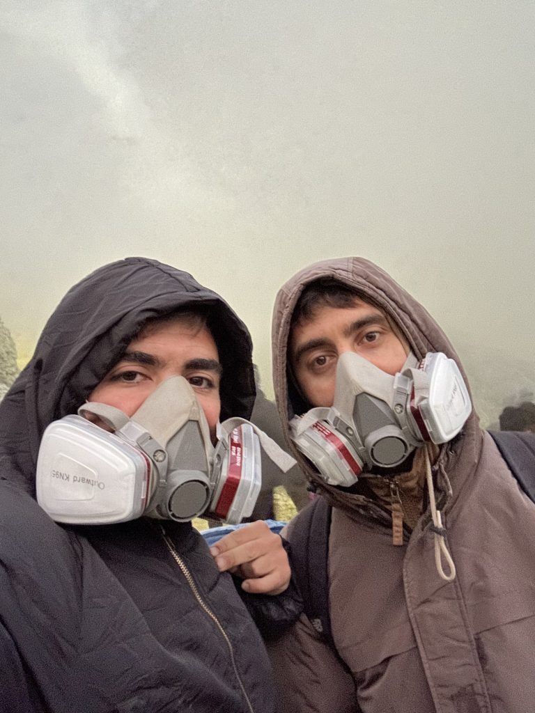 Dentro del Cráter del Mt. Ijen, usando respiradores, en Java, indonesia
