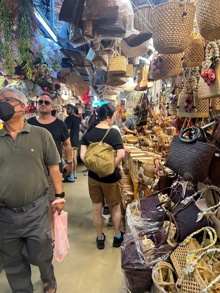 gente de compras en el mercado de Chatuchak , Bangkok