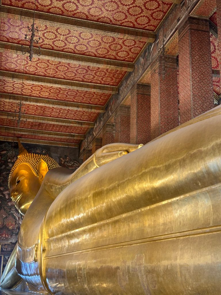 Buda reclinado en el templo de Wat Pho, Bangkok, Tailandia