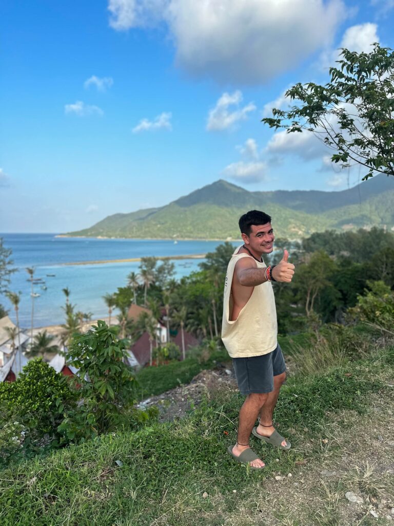 Parado en acantilados en Kho phangan , Tailandia