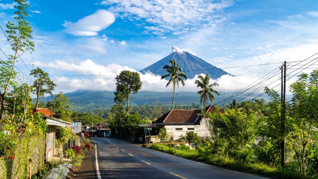 Calle con Volcán de fondo, en la isla de Java, Indonesia