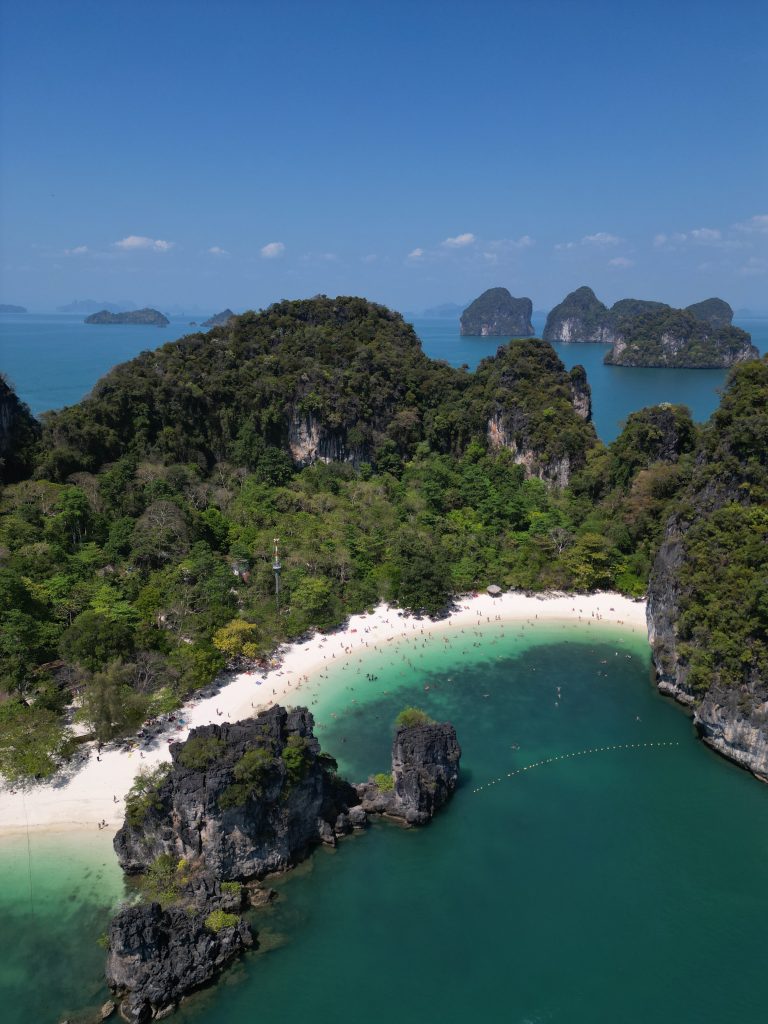 "Aguas turquesas y formaciones rocosas en la Playa de Railay, Krabi, Tailandia"
