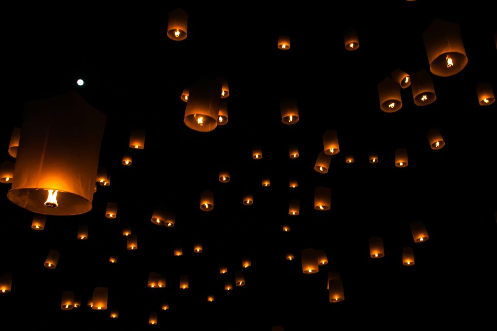 linternas en el cielo de Chiang mai