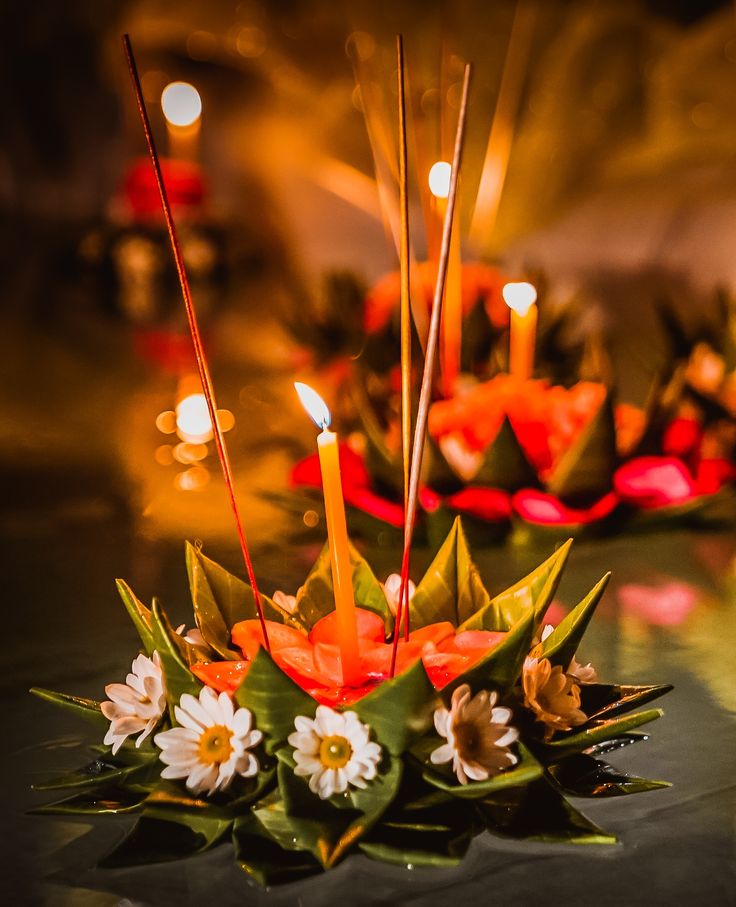 Krathong iluminando el rio en Chiang Mai