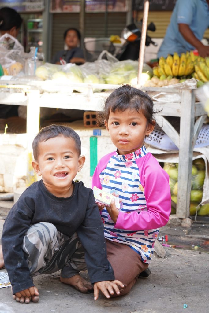 Niños en el mercado