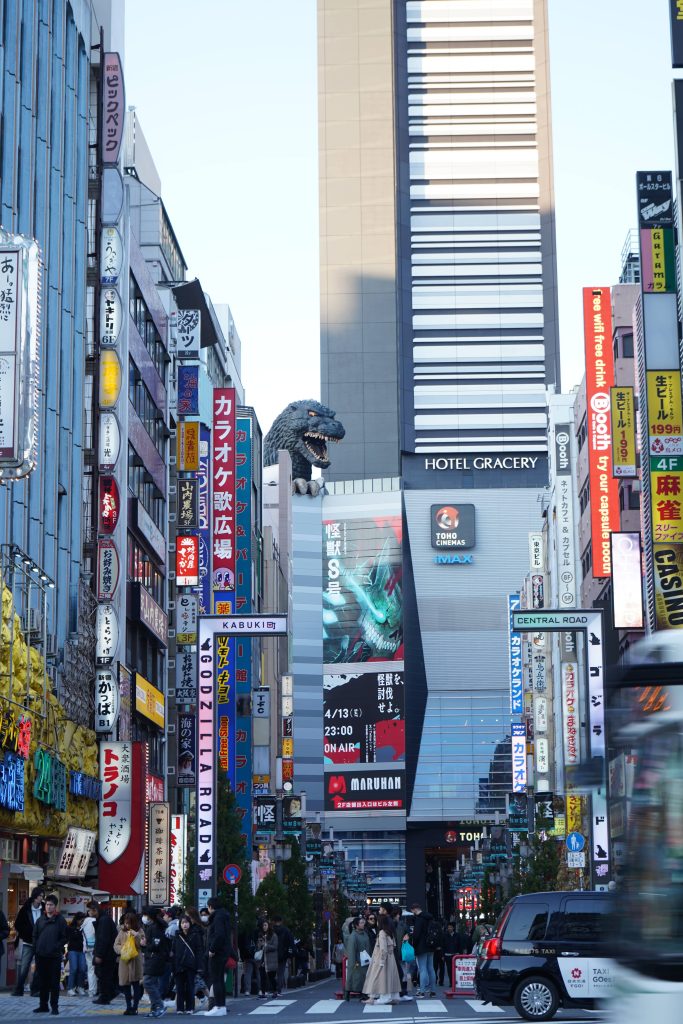 SHINJUKU y su godzila gigante