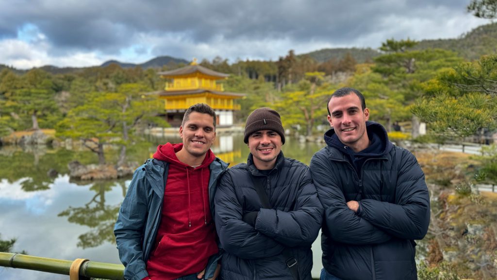 TEMPLO KINKAKUJI de fondo