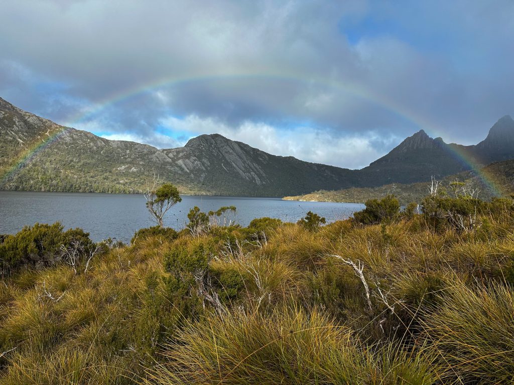 Arcoiris entre las montañas en Cradle mountain, en la isla de Tasmania, Australia