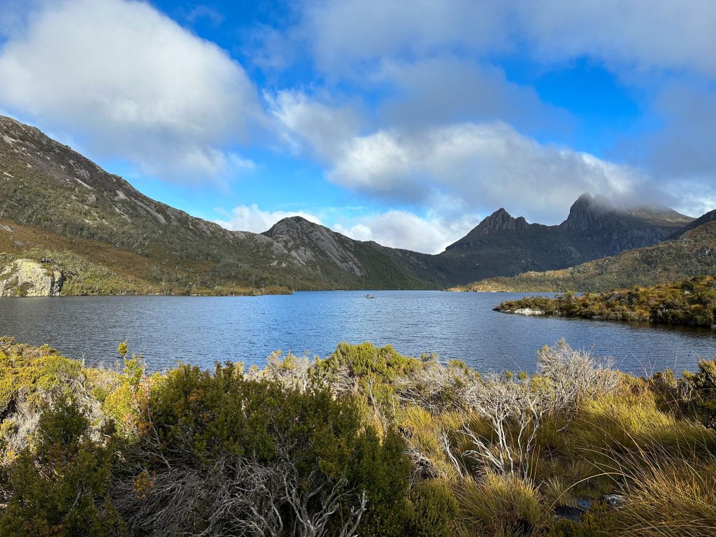 Lago entre montañaa en CRADLE MOUNTAIN, Tasmania.