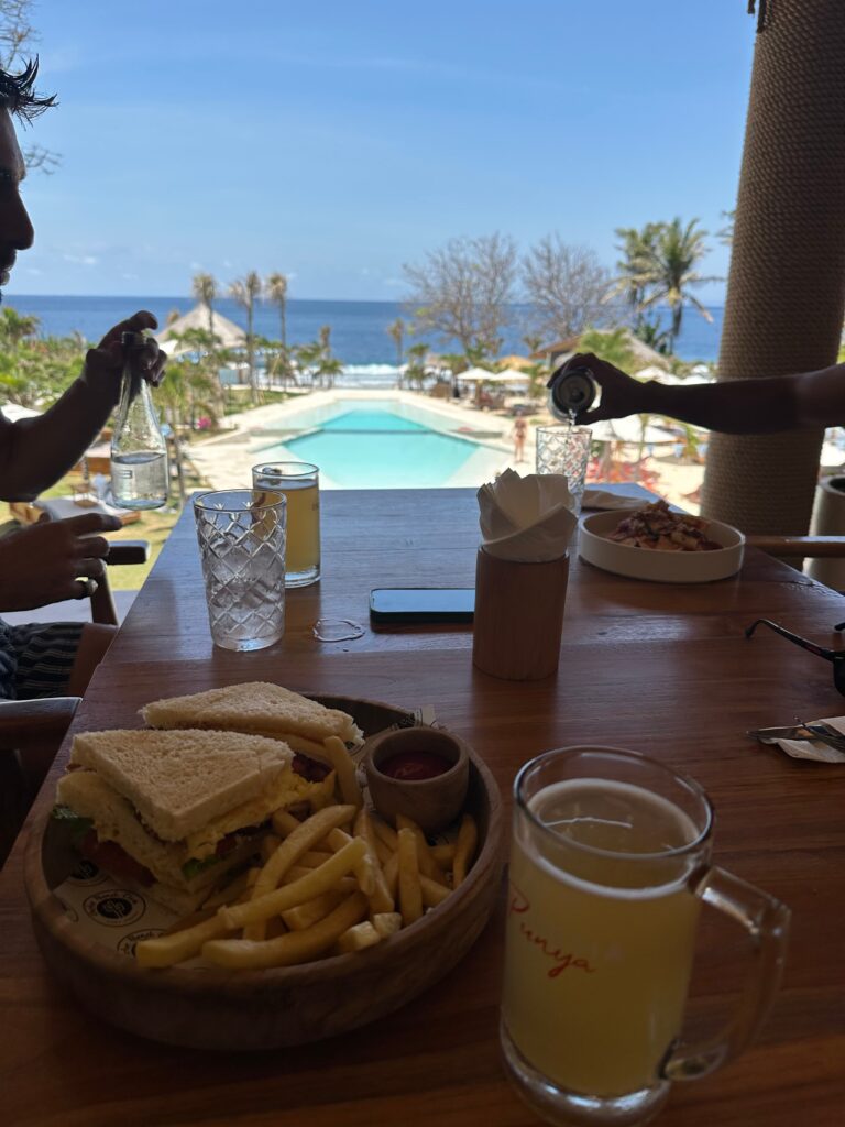 almuerzo en un Beach club de Nusa Penida, Bali, Indonesia