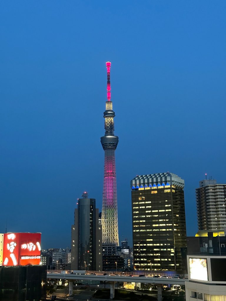 Tokyo Skytree iluminada por la noche