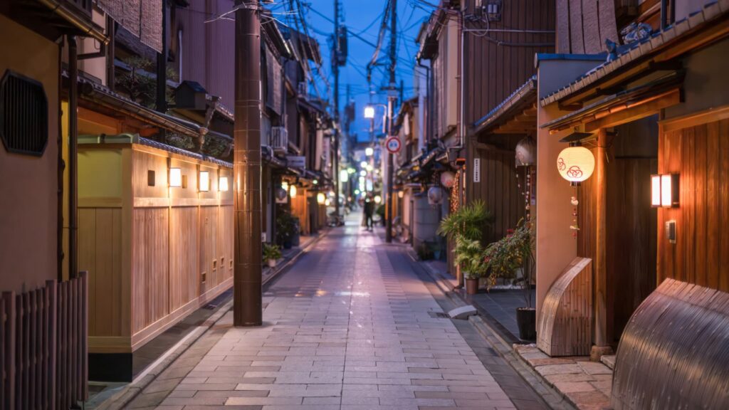 Calle del ditrito de Gion en Kyoto, Japón