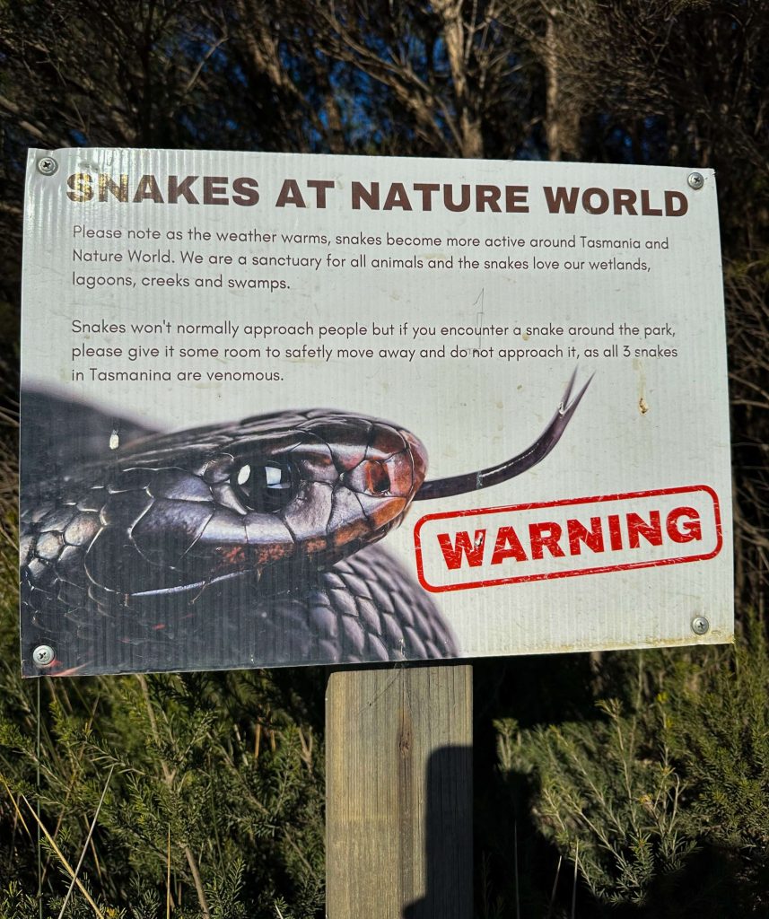 Cartel de zona de serpientes en Tasmania, Australia
