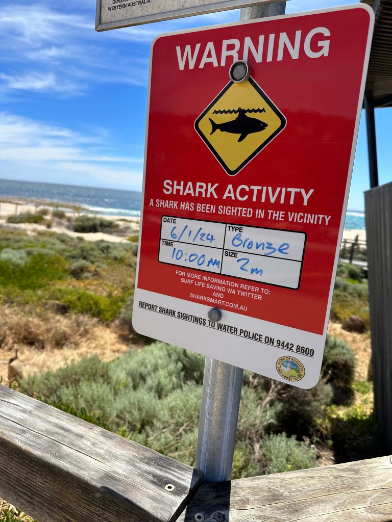 Cartel de advertencia de tiburones en las playas de la costa Oeste de Australia